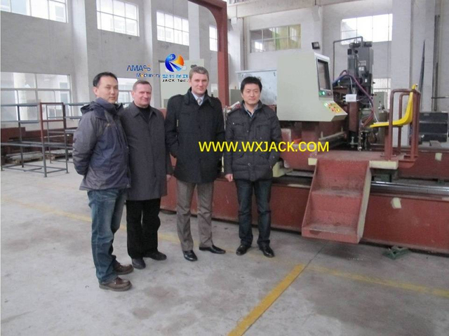 14 Máquina de perforación y corte de CNC