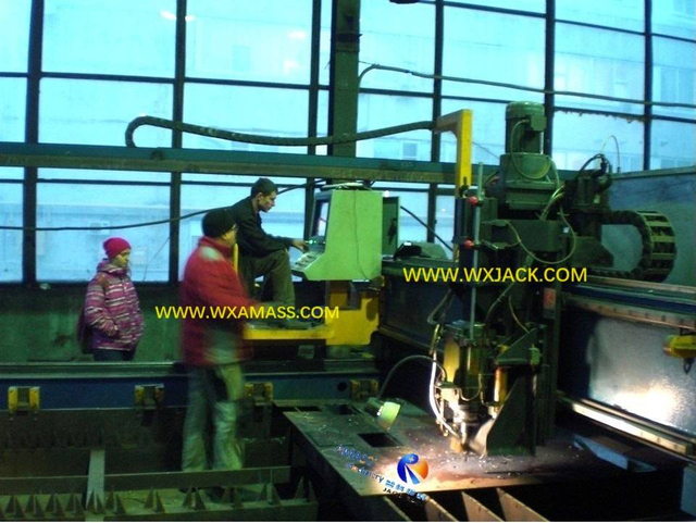 2 Máquina taladradora y cortadora CNC 10