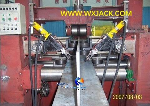 Fig. 3 Máquina de soldadura por puntos y ensamblaje de vigas IH 10