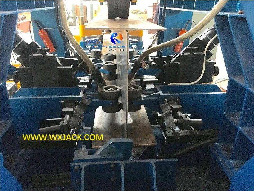 1 Máquina enderezadora y soldadora de ensamblaje de vigas en 1 3 en H 153 IMG_1588