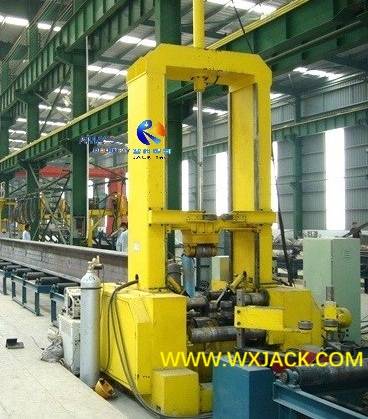 Fig. 1 Máquina de ensamblaje de vigas IH 15 