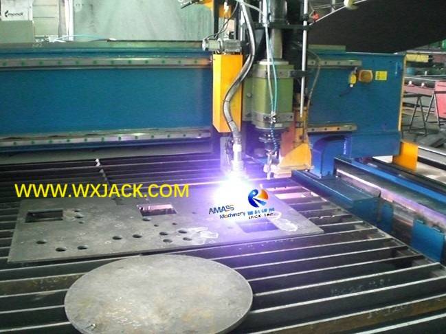 Fig4 Máquina de corte y perforación de CNC 1