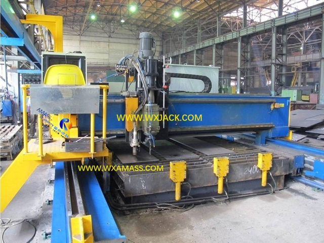 1 Máquina taladradora y cortadora CNC 12