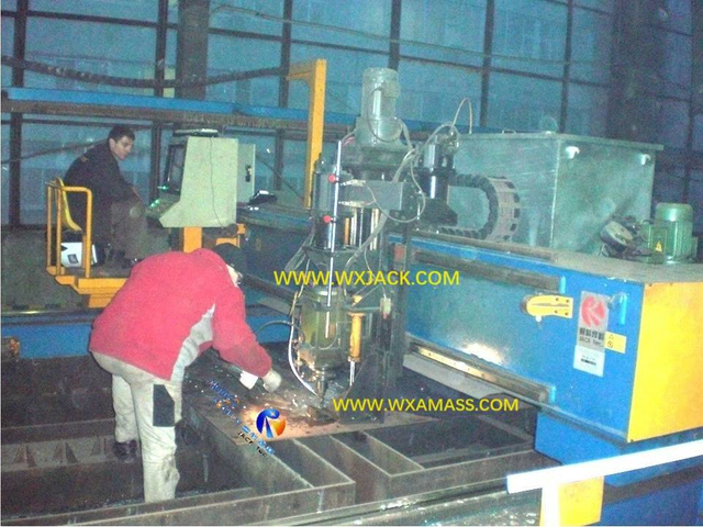 3 Máquina taladradora y cortadora CNC 9