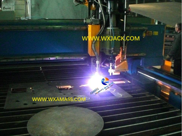 3 Máquina taladradora y cortadora CNC 2