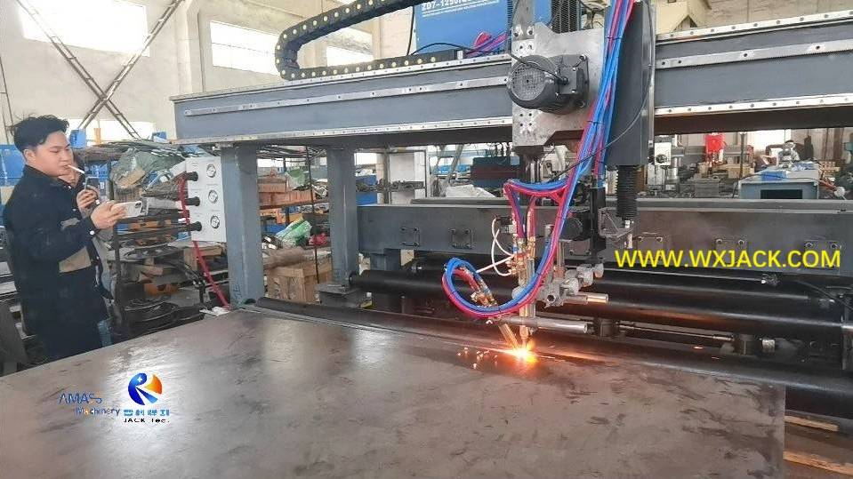 6 Steel Plate Butt Joint Welding Machine 6.jpg