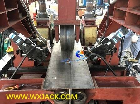 2 Fig. 2 Máquina integral enderezadora de soldadura con conjunto de vigas en H tres en uno 12