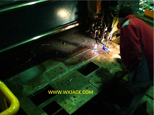 12 Máquina de corte y perforación de CNC 49 CIMG3672