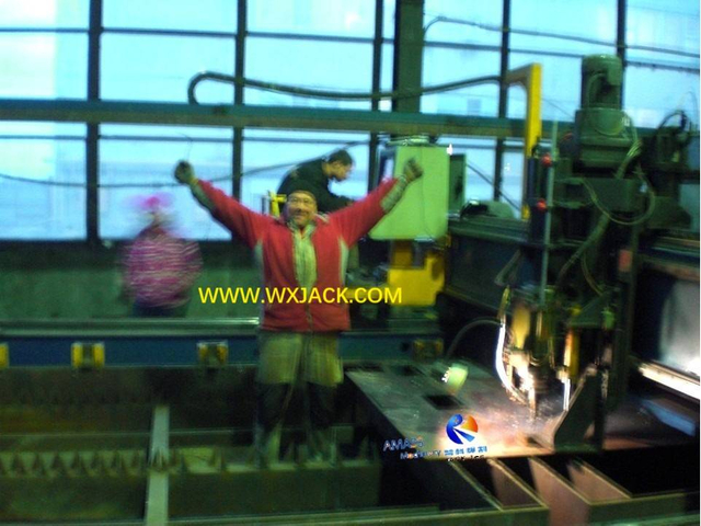 4 Máquina de perforación y corte de CNC 10 CIMG3668