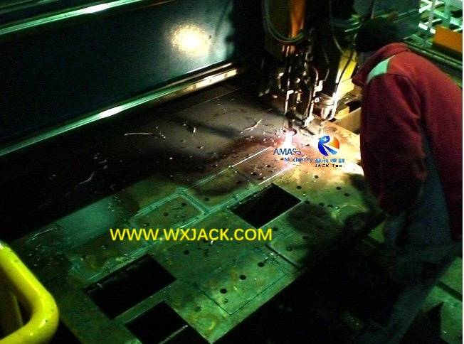 Fig3 Máquina de perforación y corte CNC 49 CIMG3672